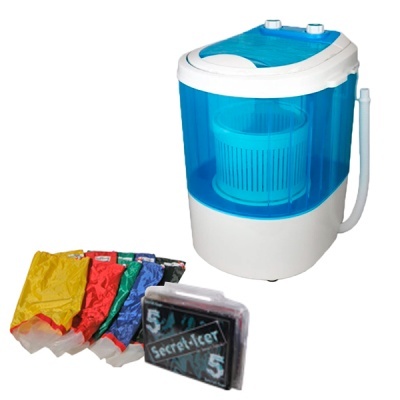 Máquina de lavar portátil branca e azul com capas plásticas coloridas e caixa Secret-ice.