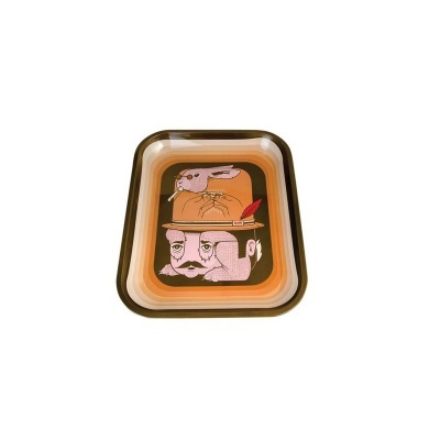 Bandeja retangular com ilustração de cabeça humana com chapéu e animais