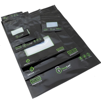 Sacolas plásticas pretas de diversos tamanhos com janela transparente e texto de controlo de humidade