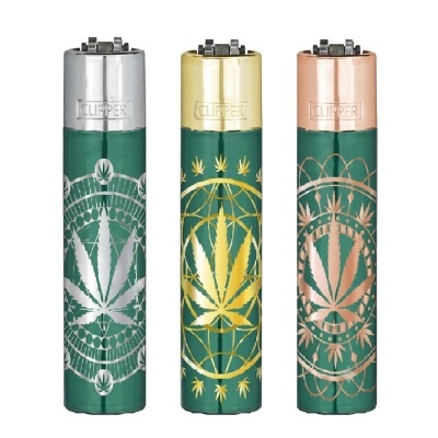 Três isqueiros metálicos CLIPPER verdes com desenhos de folha de cannabis em prata, dourado e cobre