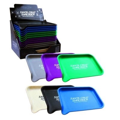 Conjunto de tabuleiros de plástico coloridos com o texto SANTA CRUZ SHREDDER