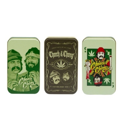 Caixas metálicas Cheech & Chong com ilustrações e textos temáticos