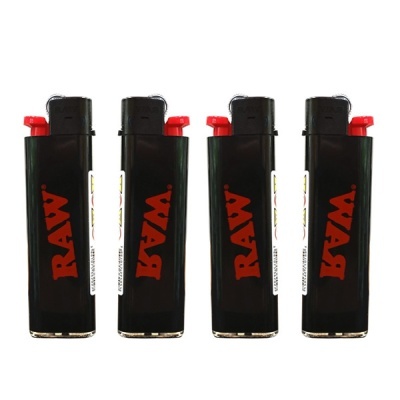 Quatro isqueiros plásticos pretos com texto vermelho RAW e acionador vermelho em fundo branco
