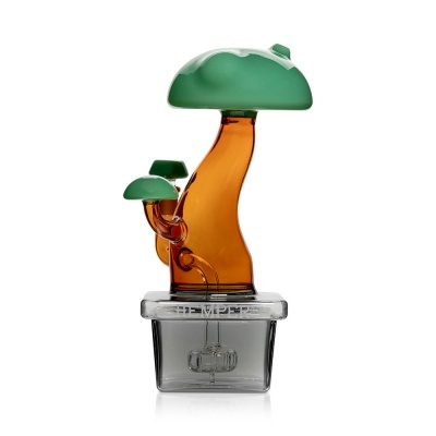 Objeto em vidro com forma de cogumelos em laranja e verde