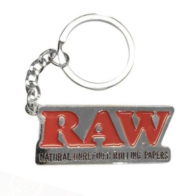 Porta-chaves metálico com letras vermelhas RAW e texto NATURAL UNREFINED ROLLING PAPERS