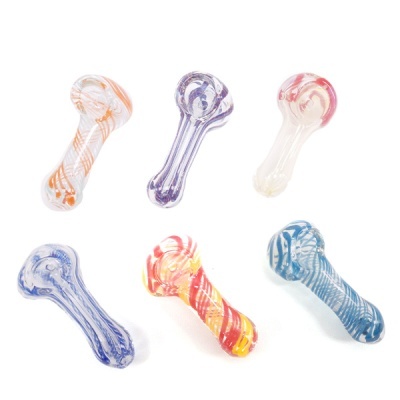 Seis cachimbos de vidro coloridos com padrões em ziguezague