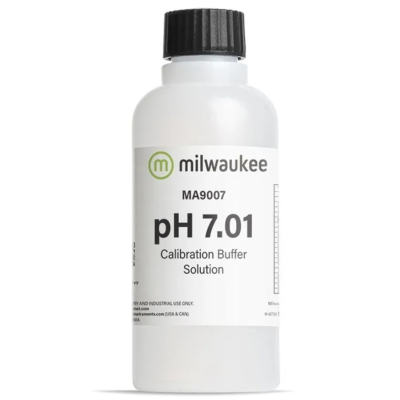 Frasco branco com tampa preta de solução tampão de calibração para pH 7.01 da marca Milwaukee