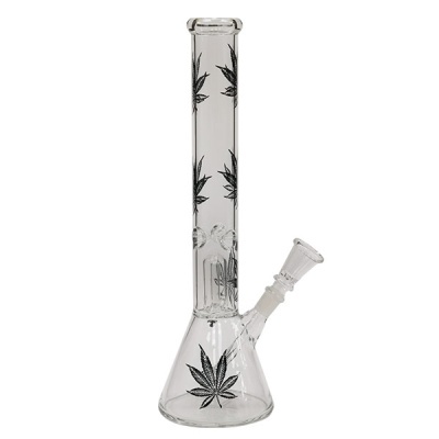Bong de vidro transparente com folhas de cânhamo pretas
