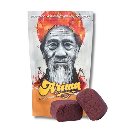Embalagem com retrato artístico de homem e dois pedaços de produto castanho-escuro