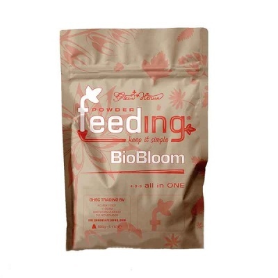Saco bege com padrão floral rosa contendo fertilizante em pó BioBloom
