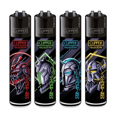 Quatro isqueiros Clipper com desenhos de capacetes futuristas em vermelho, verde, azul e amarelo