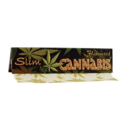 Embalagem preta para papel de enrolar com padrão de folhas verdes e texto Slim Flavoured CANNABIS