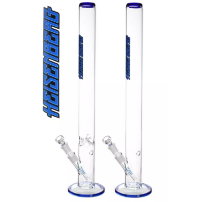 Dois bongs de vidro transparente com detalhes azuis e palavra Heisenberg escrita no tubo.