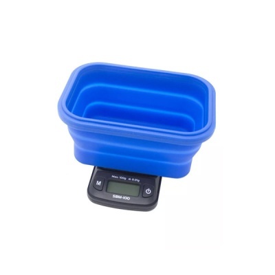 Balança digital preta SBM-100 com tigela azul dobrável em fundo branco