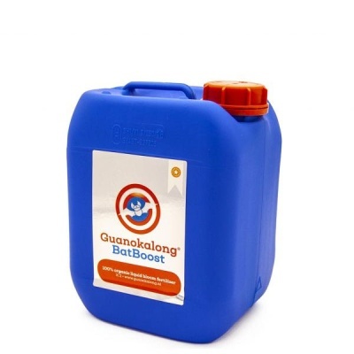 Recipiente azul com tampa laranja e etiqueta branca Guanokalong BatBoost