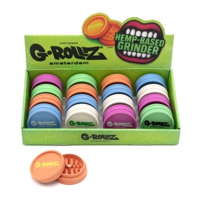 Moedores coloridos em expositor verde com texto G-ROLLZ amsterdam e HEMP-BASED GRINDER