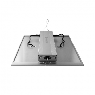 Painel solar retangular com controlador fixado e fios pretos