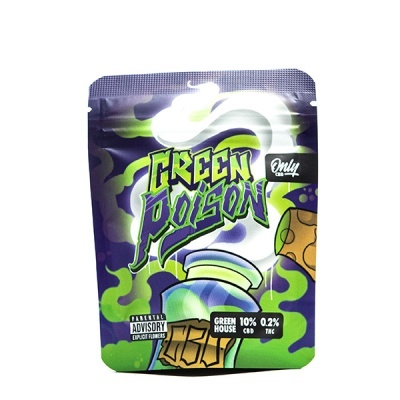 Embalagem colorida de produto Green Poison com texto e selo parental explicit content