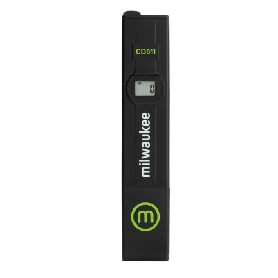 Medidor digital preto Milwaukee CD611 com visor LCD e logótipo verde