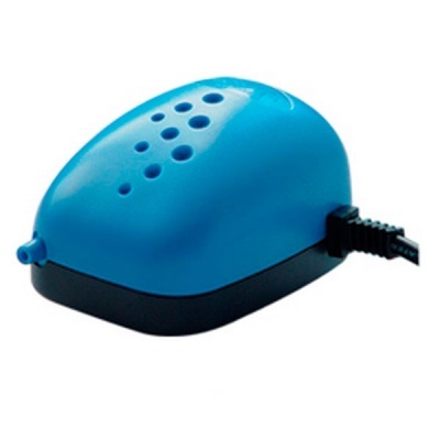 Máquina de ar azul com preto com cabo, orifícios no topo