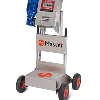 Máquina industrial móvel metálica com motor azul e painel de controlo