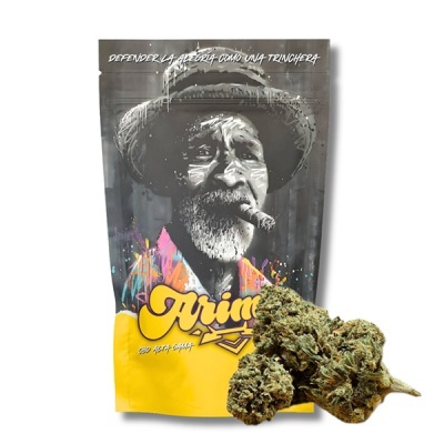 Embalagem de produto com imagem artística de homem com chapéu e charuto, com texto e plantas de cannabis em frente