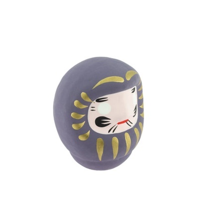Figura de Daruma roxa com detalhes dourados e rosto pintado
