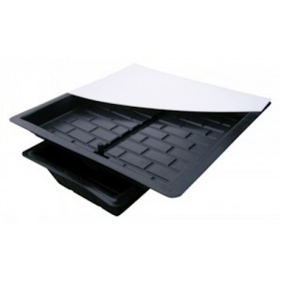 Tabuleiro para pintura em plástico preto com um tampo branco ligeiramente erguido