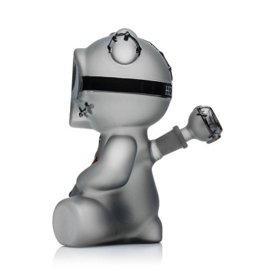 Boneco colecionável cinza com detalhes pretos e visor com texto parcial HE visto de perfil
