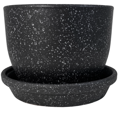 Vaso de planta preto com manchas brancas e prato correspondente