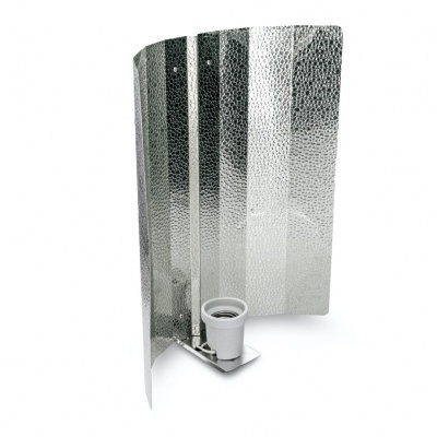 Refletor de luz prateado com suporte para lâmpada em fundo branco