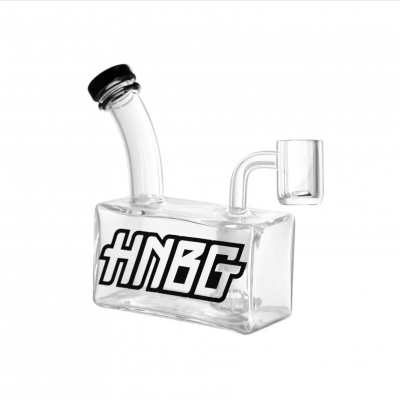 Recipiente de vidro transparente com inscrição 'HNBG'