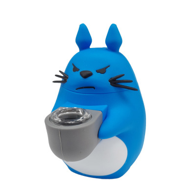 Figura animal azul com barriga branca segurando recipiente cinzento