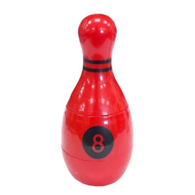 Pino de bowling vermelho com número 8 preto e vermelho