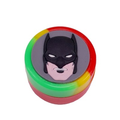 Recipiente redondo de silicone multicolorido com rosto de Batman no topo