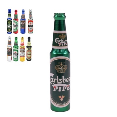 Isqueiros metálicos em forma de garrafas de cerveja coloridas e estampadas