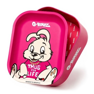 Tabuleiro de rolo rosa com desenho de coelho branco e textos promocionais