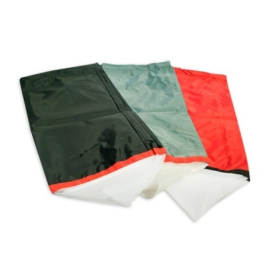 Sacos de tecido sintético preto, verde-pálido e vermelho com interior branco