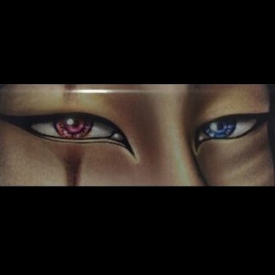 Close-up de olhos pintados com cores diferentes e detalhes pretos.