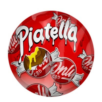 Prato vermelho com padrão de balas e texto Piatella