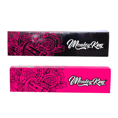 Dois pacotes retangulares Monkey King com design gráfico abstracto em preto e rosa.