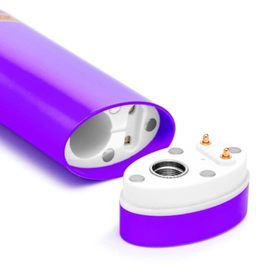 Peça eletrónica tubular roxa com interior branco destacada em duas partes