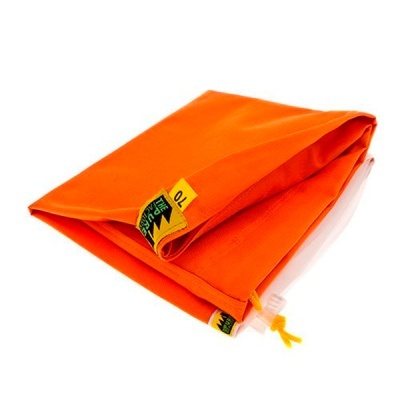 Bolsa dobrada de tecido laranja com etiqueta THE NORTH FACE 70