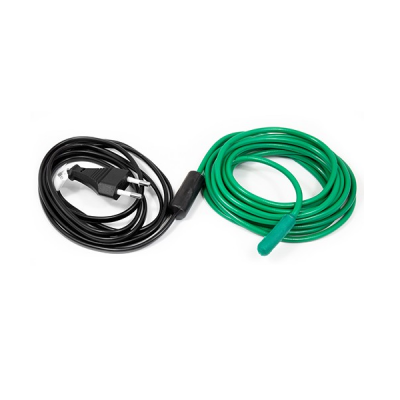 Cabo elétrico preto e verde com conector, sobre fundo branco