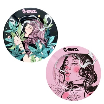 Dois cinzeiros redondos coloridos com ilustrações de mulheres a fumar e texto G-ROLLZ amsterdam