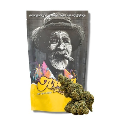 Pacote com imagem de homem idoso a fumar charuto e flores de cannabis