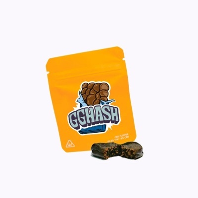 Saco laranja com embalagem de chocolate GGHash e pedaço partido na frente