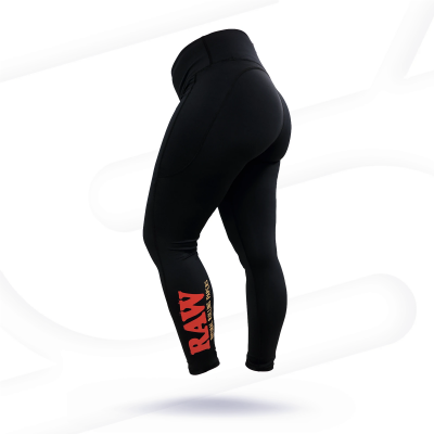 Leggings pretas com texto vermelho e branco 'RAW ATHLETICS' na perna esquerda