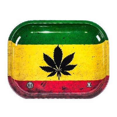 Tabuleiro de metal com folha de canábis preta nas cores verde, amarelo e vermelho