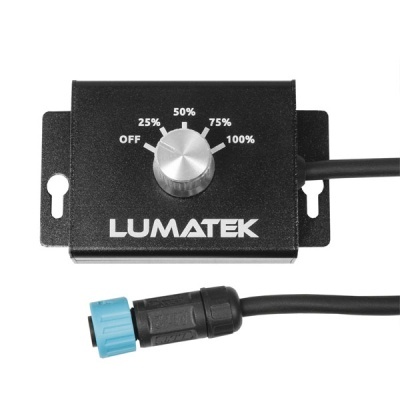 Controlador de intensidade luminosa preto com botão metálico e cabo com conector